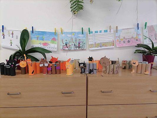 Uczniowie z klasy 3B projektują organizery w kształcie kotów...na  Święto Dnia Kota